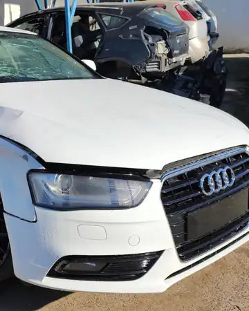 Audi A4, ano 2013, no pátio da Demolidora Santo Antônio