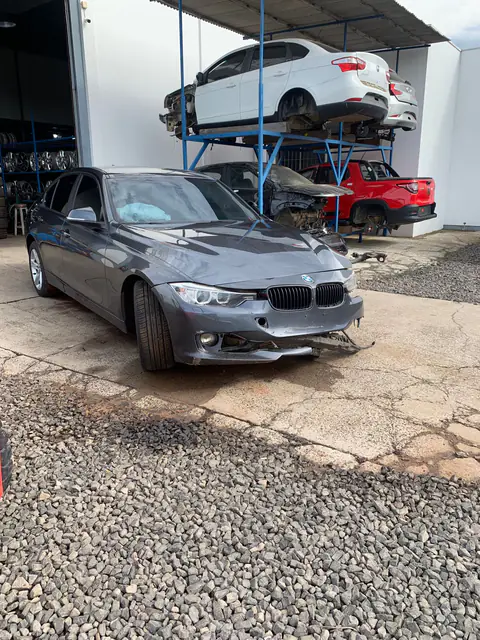 BMW 320i 2012 no pátio da Demolidora Santo Antônio