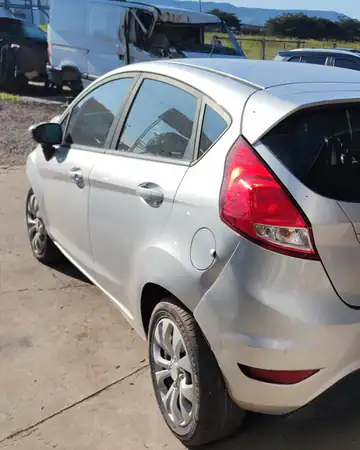 Ford Fiesta HA 1.5L S, ano 2013/2014, no pátio da Demolidora Santo Antônio