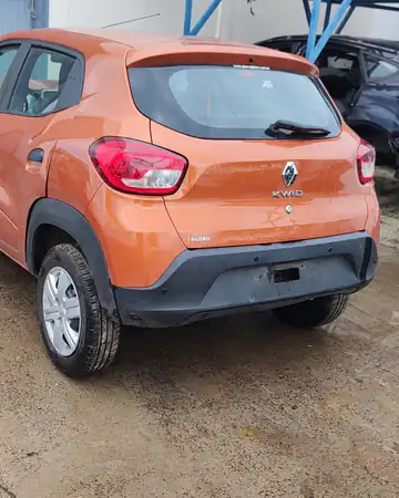 Renault Kwid Zen 1.0 SCe, ano 2021/2022, no pátio da Demolidora Santo Antônio