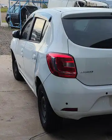 Renault Sandero EXPR, ano 2018/2019, no pátio da Demolidora Santo Antônio