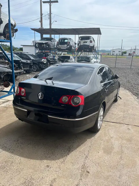 Volkswagen Passat 2010 no pátio da Demolidora Santo Antônio