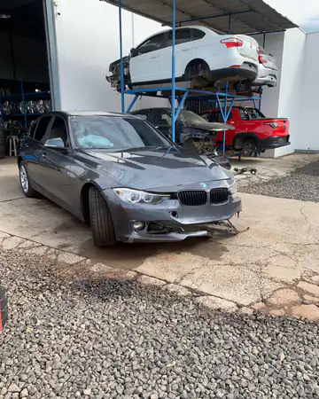 BMW 320i 3B11, ano 2012, no pátio da Demolidora Santo Antônio
