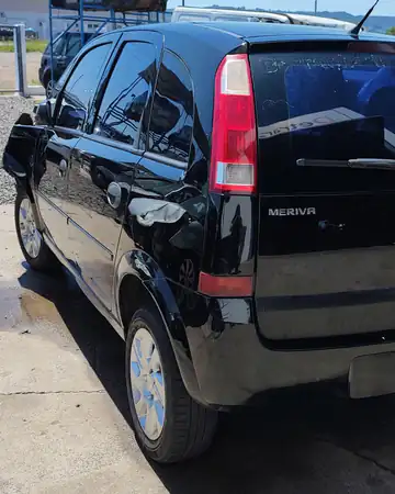 Chevrolet Meriva, ano 2003/2004, no pátio da Demolidora Santo Antônio