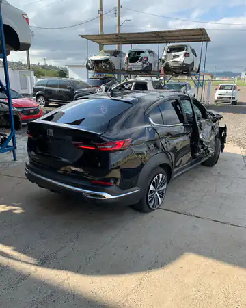 Fiat Fastback 1.0 Turbo, ano 2023, no pátio da Demolidora Santo Antônio