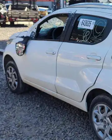 Fiat Mobi Drive 1.0 Firefly, ano 2017/2018, no pátio da Demolidora Santo Antônio