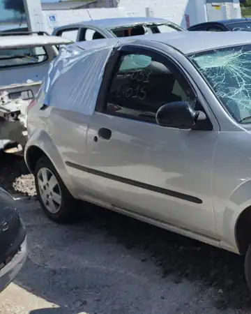 Ford Ka Tecno 1.0, ano 2008/2009, no pátio da Demolidora Santo Antônio