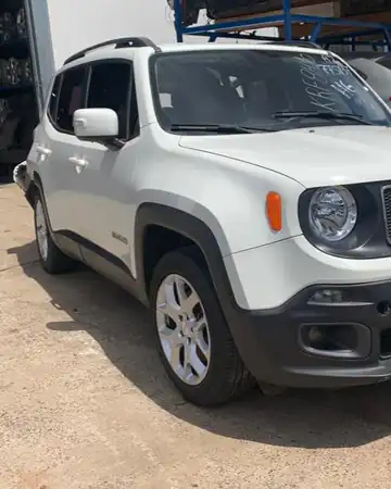 Jeep Renegade Sport 1.8 16V E.torQ, ano 2015/2016, no pátio da Demolidora Santo Antônio
