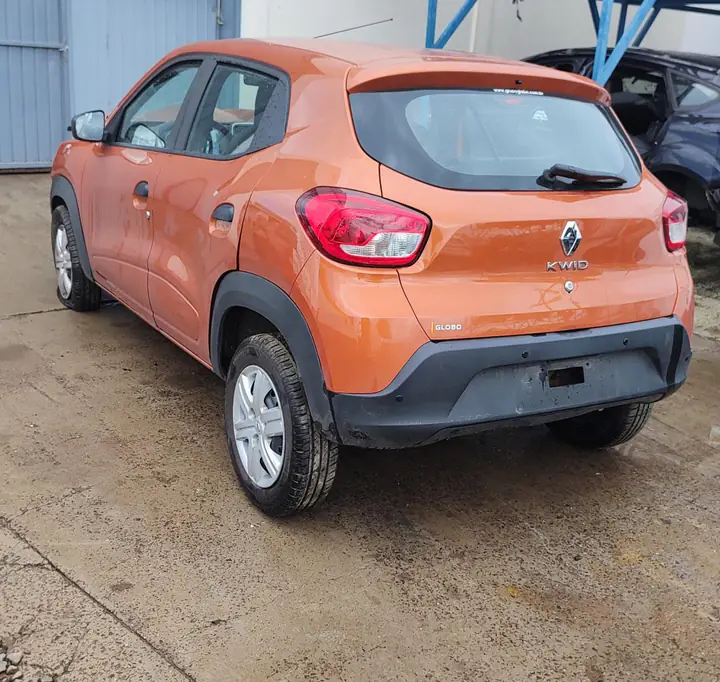 Renault Kwid Zen 2021/2022 laranja no pátio da Demolidora Santo Antônio