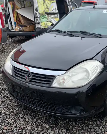 Renault Symbol Expression 1.6 16V Hi-Flex, ano 2011/2012, no pátio da Demolidora Santo Antônio